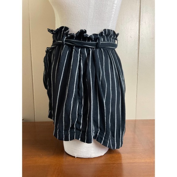 American‎ Eagle Flowy Belted Black White Striped Shorts Small - Picture 2 of 5
